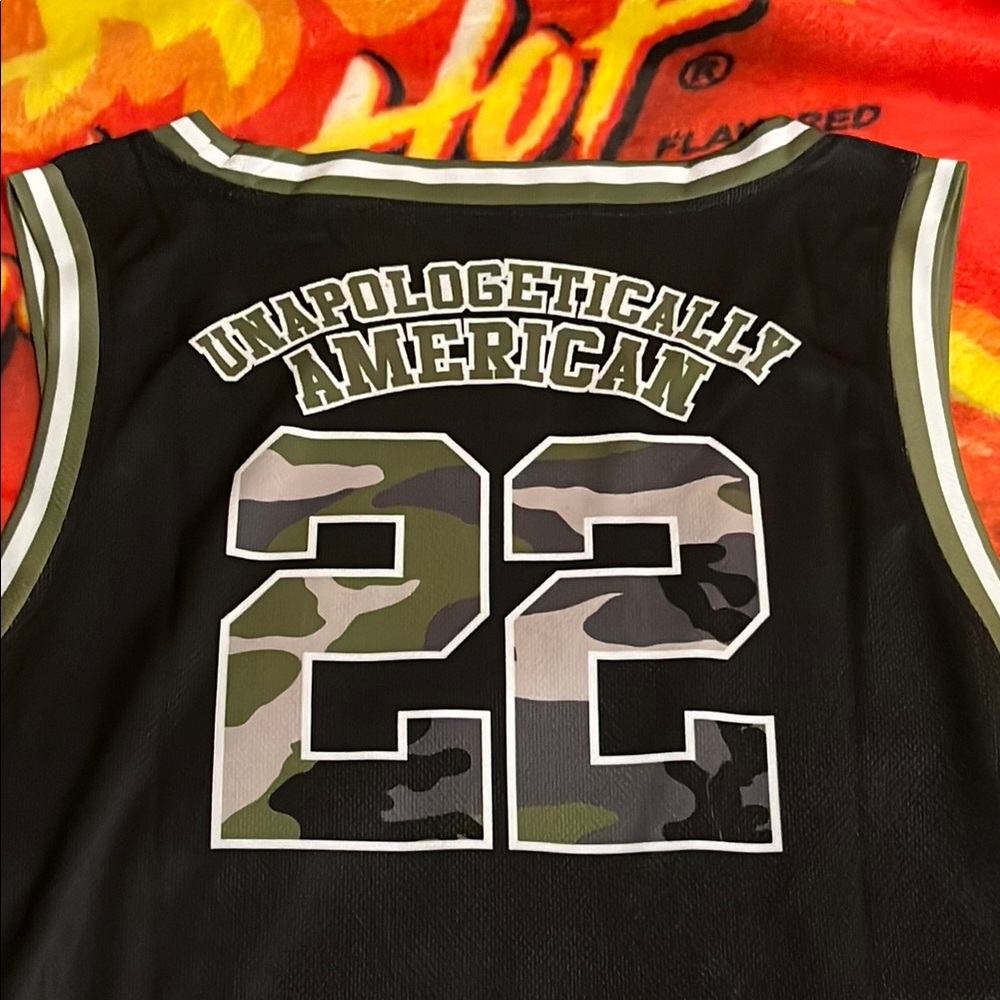 Unapologetically American Camo Jersey men’s medium brand new